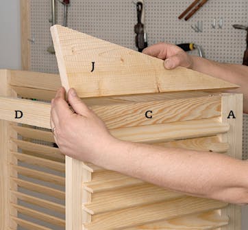 Lämpöpumpun suoja: Sivele kiiloihin (J) liimaa ja ruuvaa ne sivuihin kiinni. Lämpöpumpun suoja: Sivele kiiloihin (J) liimaa ja ruuvaa ne sivuihin kiinni.